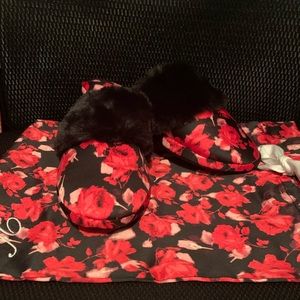 Victoria’s Secret Satin Slippers Sz S (5/6)